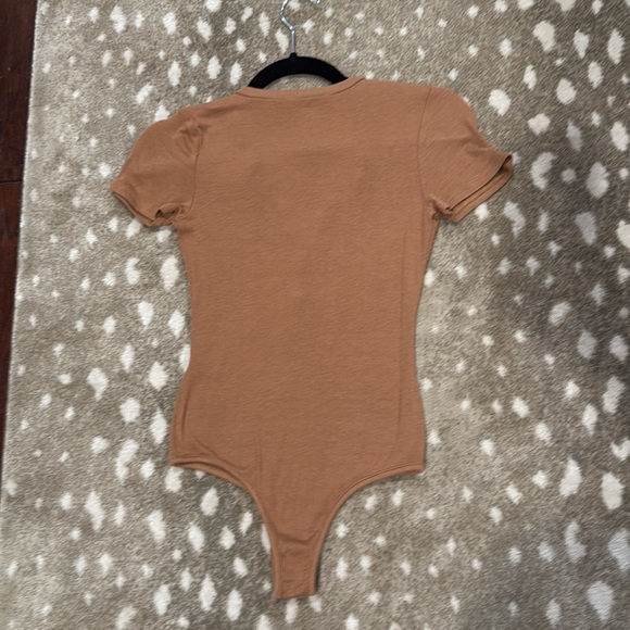Olivaceous Tan Ribbed Bodysuit. Size S - Picture 5 of 7